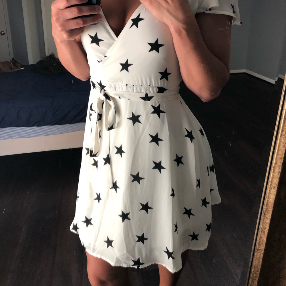 Star design white wrap dress